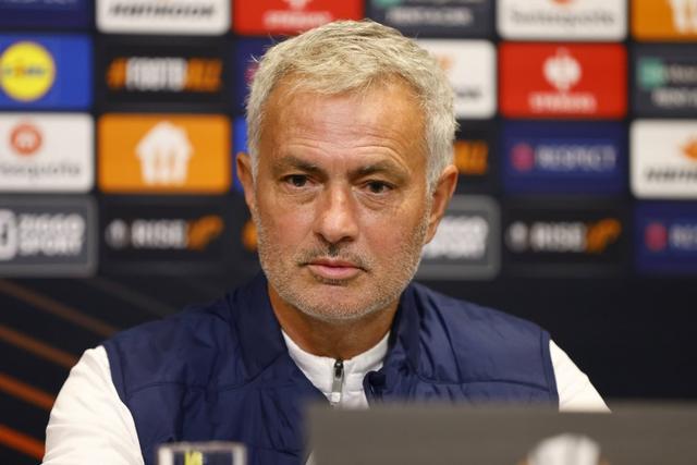 后执教曼联, 前解雇了布, 至今仍深受